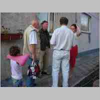 905-1870 Ostpreussenreise 2008. Gerd Gohlke spricht mit einer heutigen Bewohnerin seines Elternhauses.jpg